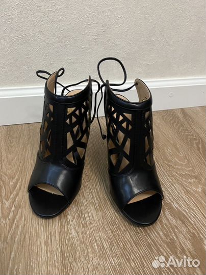 Босоножки Guess