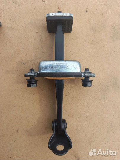 Ограничитель двери правый Kia Rio 4