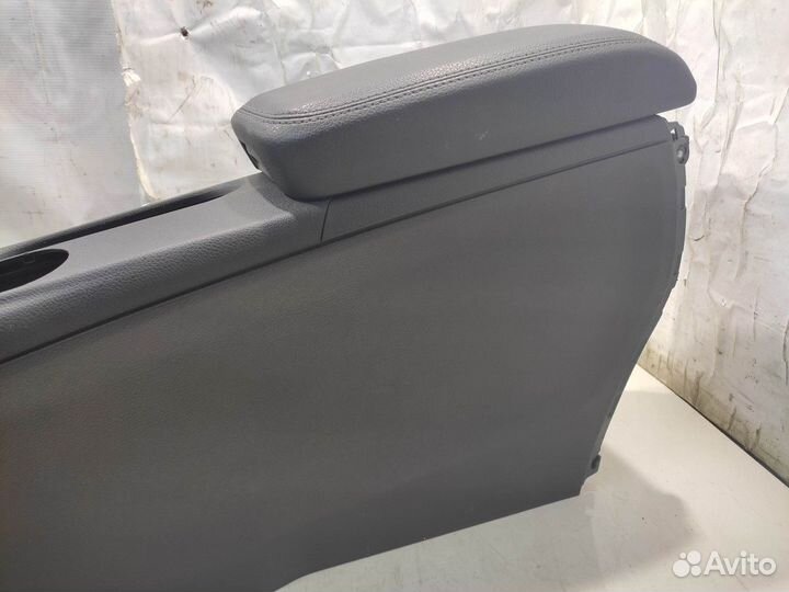 Центральная консоль с подлокотником