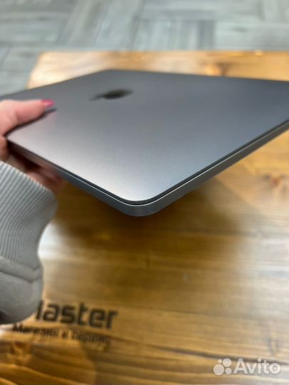 Apple MacBook 13-inch 2019 touch bar 8/128