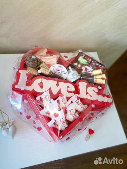 Торт из киндер, подарок из конфет