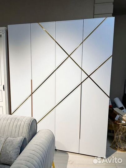 Шкаф с доводчиками