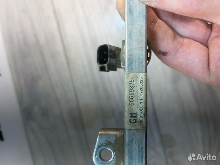 Топливная рейка Opel Astra H седан Z16XER 2008