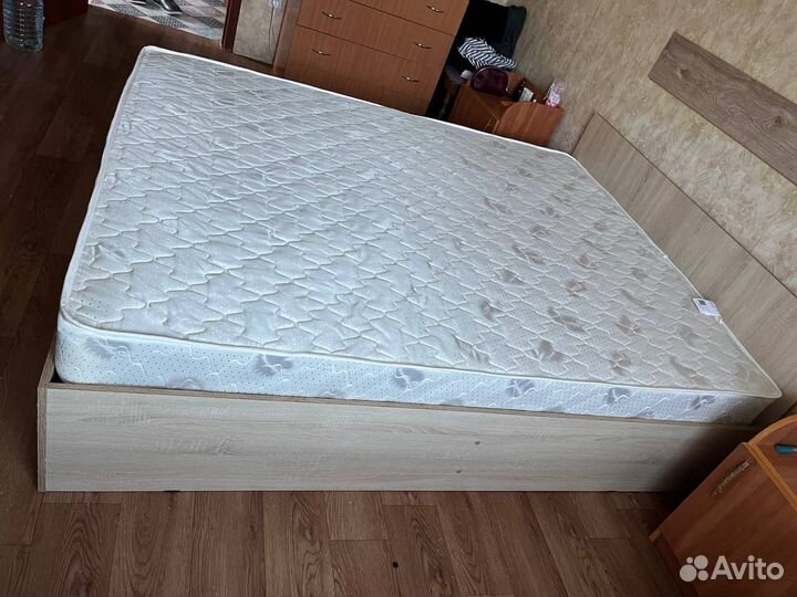 Кровать с матрасом