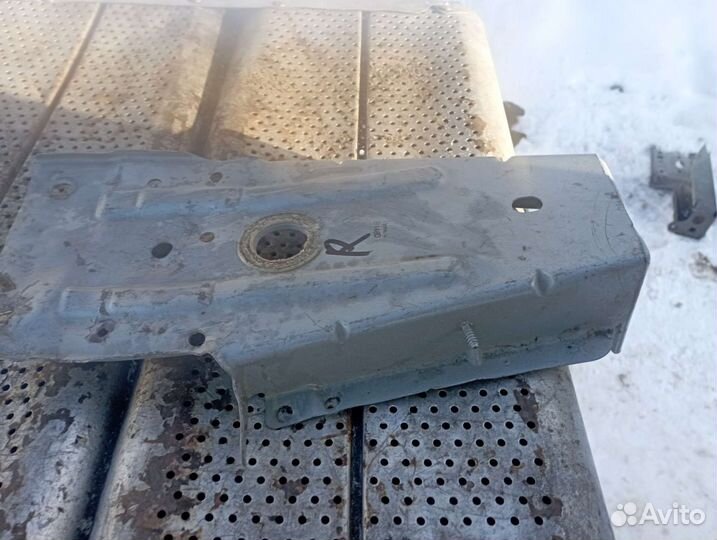 Кранштейн подрамника правая Renault Logan II