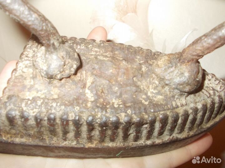 Старинный утюг 1900 года, сверху клеймо