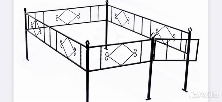 Крест, оградка, стол и лавочка на кладбище
