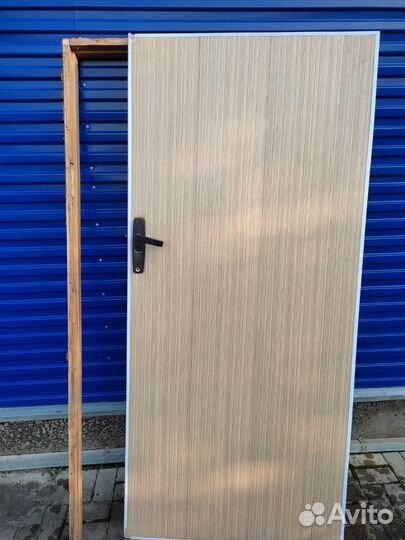 Дверь входная деревянная с коробкой