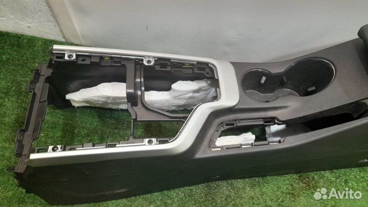 Консоль между сидений Chery Tiggo4 1.5 (113лс)