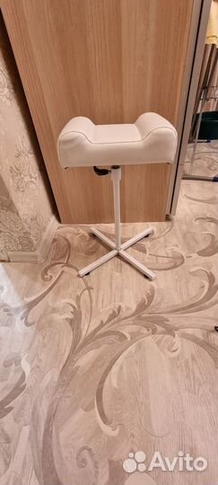 Стул для мастера педикюра