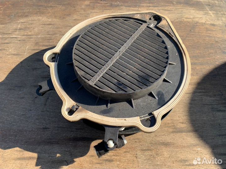 Динамик двери передней правой Audi A4 B6 8E0035411