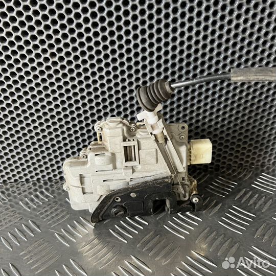 Замок двери Volkswagen Passat