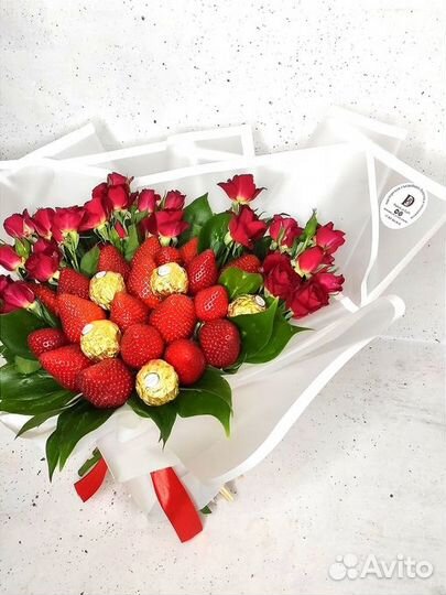 Роскошный букет из клубники и роз. Подарок девушке