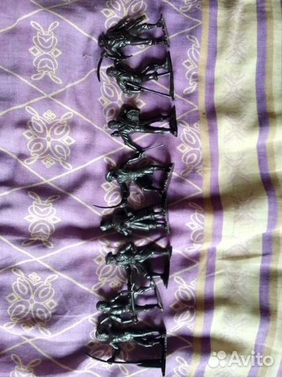 Солдатики в наборе и без,есть большие