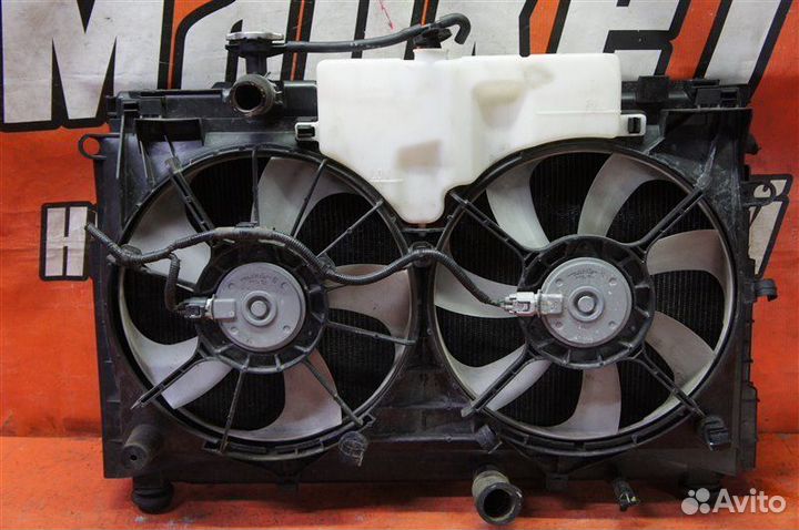 Радиатор передний Toyota Noah ZWR80 2zrfxe 2015