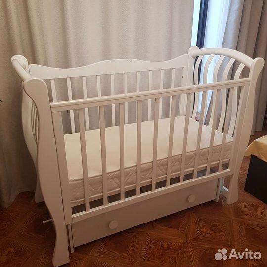 Детская кроватка с маятником и ящиком