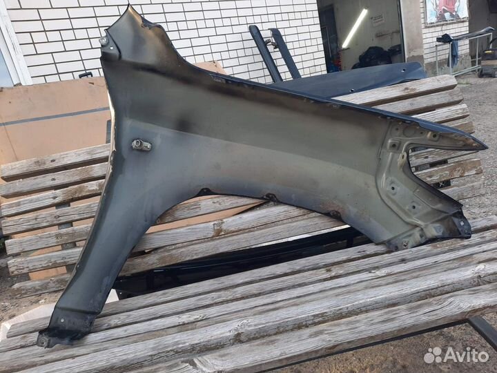 Крыло переднее левое, правое Land Cruiser