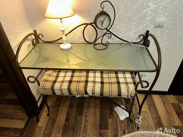 Стеклянный кованный столик со стулом
