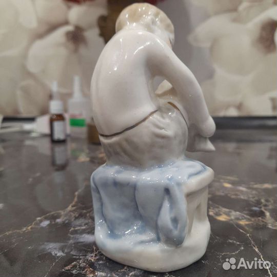 Фарфоровая статуэтка