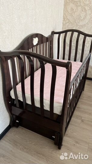 Детская кроватка с маятником и ящиком