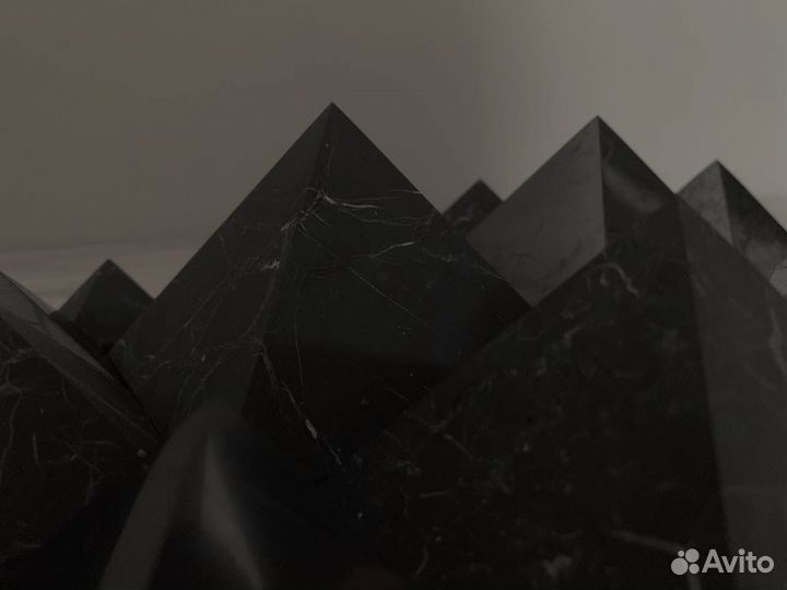 Шунгит, пирамидка