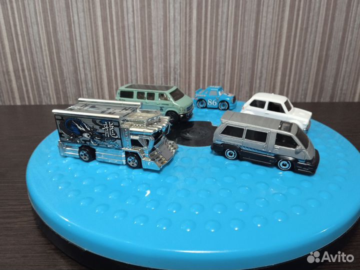 Модель автомобиля 1:64 Лот 14