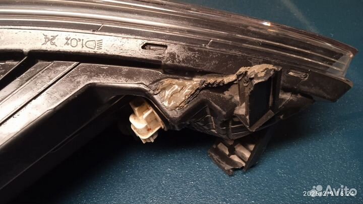 Фара левая сломаны крепления