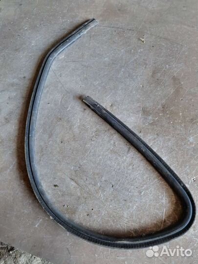 Уплотнитель стекла передний правый Volvo S40