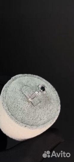 Кольцо с бриллиантом