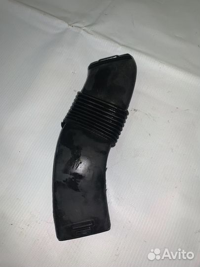 Патрубок вентиляции корпуса Акб Renault fluence