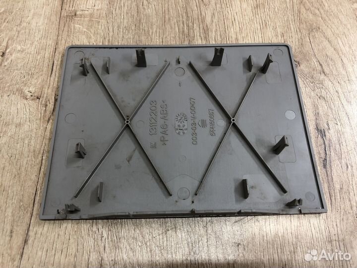 Крышка плафона Opel Astra h 13112203