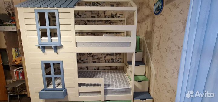 Двухъярусная кровать домик