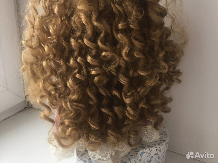 Кукла фарфоровая на подставке