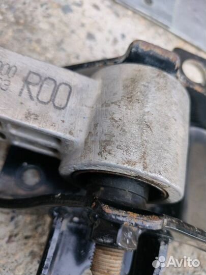 Подушка опора двигателя задняя Kia Soul хэтчбек