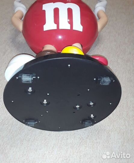 Огромный M&M's