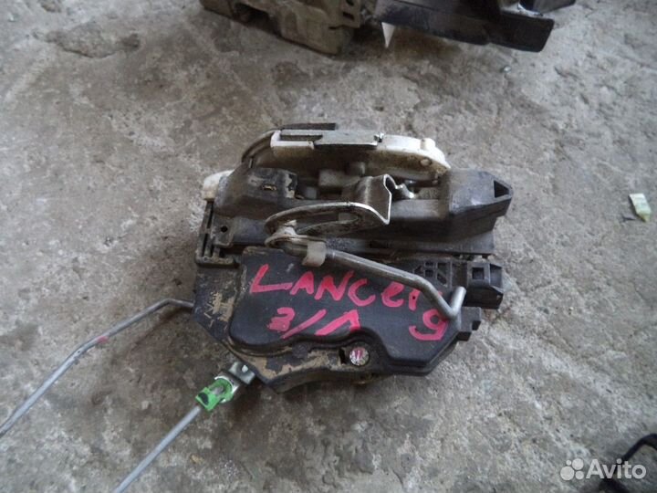 Замок двери задний левый (Mitsubishi Lancer)