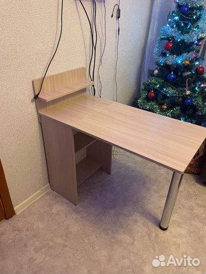 Маникюрный стол