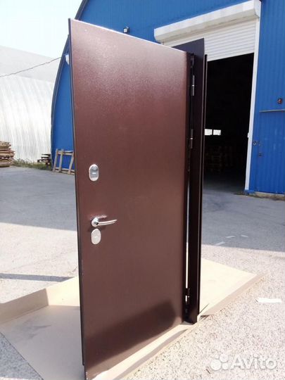 Дверь входная уличная