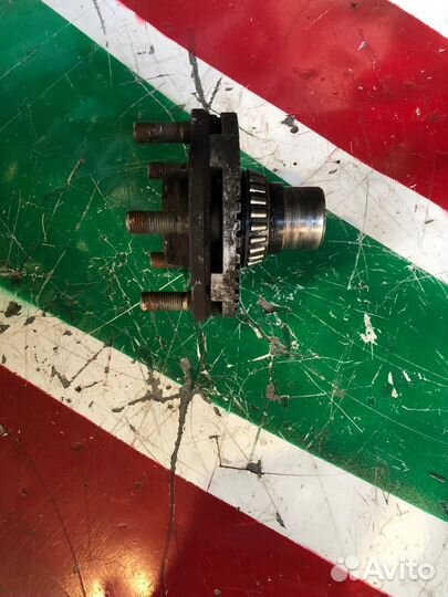 Залний правый кулак с ступицей subaru Forester