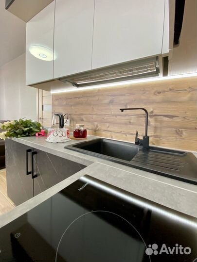 Угловая кухня под потолок на заказ