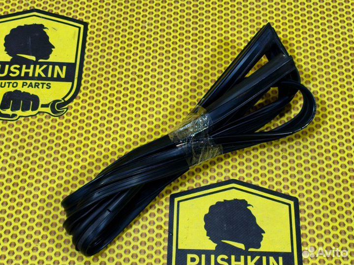 Уплотнитель стекла двери передний правый Renault