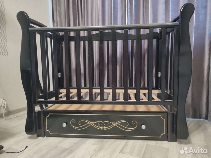 Детская кроватка с маятником и ящиком