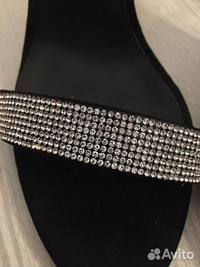 Босоножки на каблуке