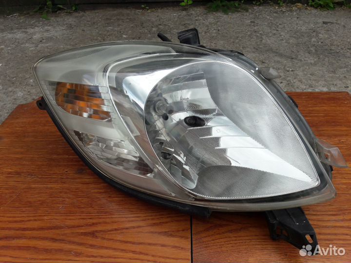 Фара правая Toyota Vitz 90