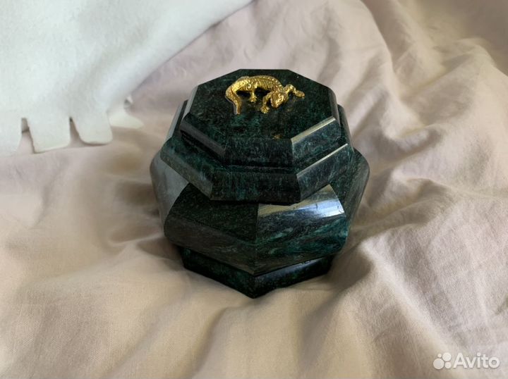 Шкатулка малахитовая с ящеркой