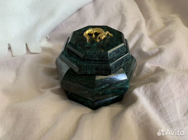 Шкатулка малахитовая с ящеркой