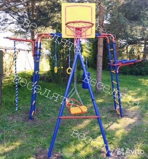 Качели для детей. Уличная площадка. Новая