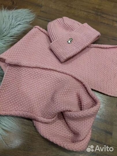 Вязаные женская шапка и шарф