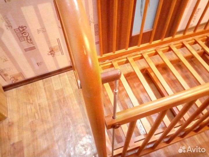 Детская кроватка с маятником