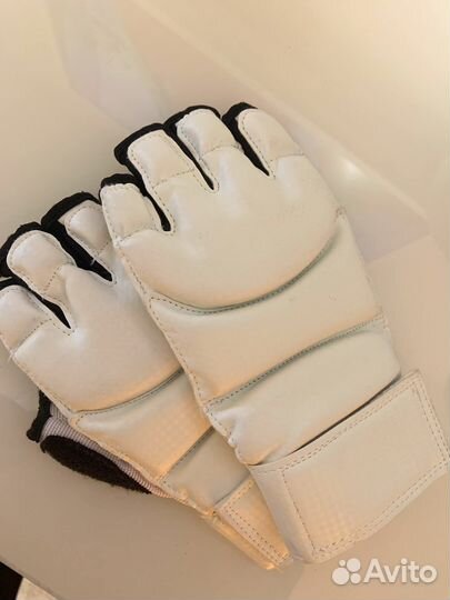 Шлем и перчатки для каратэ